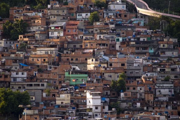 محله فقیر نشین در ریودوژانیرو نزدیک استادیوم ماراکانا