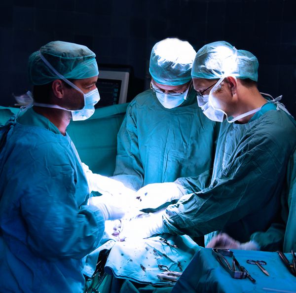 یک تیم پزشکی در حال انجام یک عمل جراحی