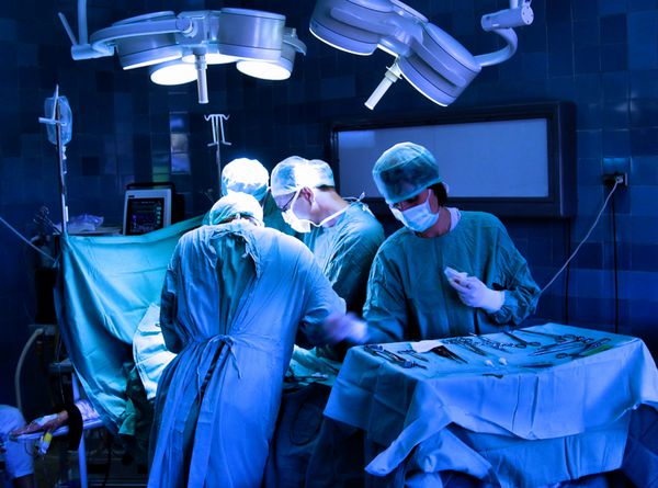 یک تیم پزشکی در حال انجام یک عمل جراحی