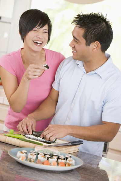 زن و شوهر در حال آماده کردن سوشی با هم