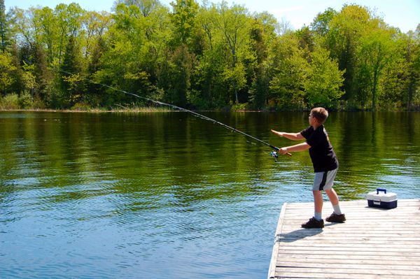 پسر جوان ماهیگیری