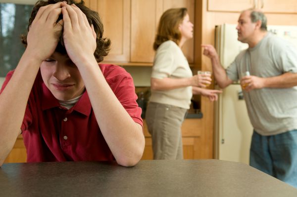 دعوای خانوادگی - پسر در واکنش گریه می کند