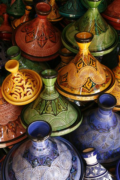 مجموعه ای از تاجین های بسیار رنگارنگ مراکشی کاسروی سنتی