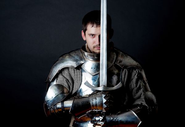 جنگجو که شمشیر بزرگ خود را در دست دارد