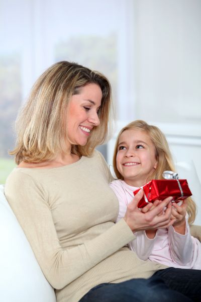 دختر کوچکی که به مادرش هدیه می دهد