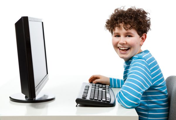پسر با استفاده از کامپیوتر جدا شده در پس زمینه سفید