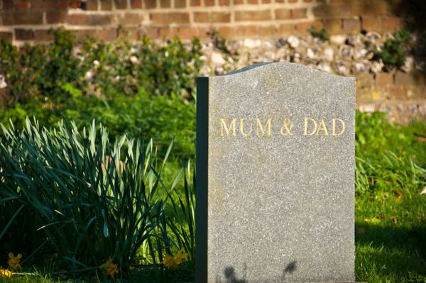 سنگ قبر والدین در قبرستان