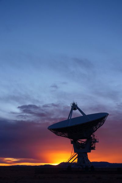تلسکوپ رادیویی در آرایه بسیار بزرگ VLA ایالات متحده آمریکا در غروب خورشید