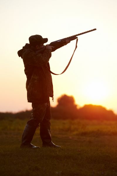 شکارچی که با تفنگ هدف قرار می گیرد