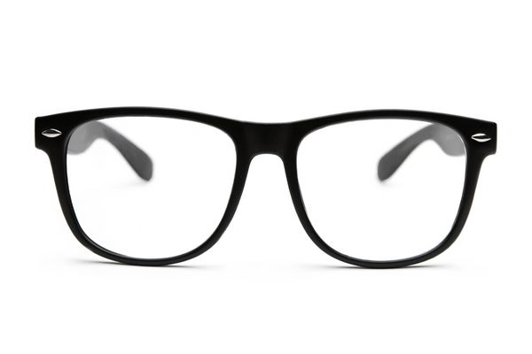 عینک رترو مشکی در زمینه سفید