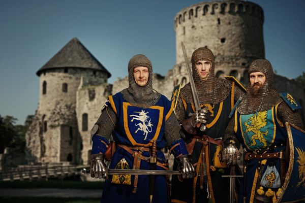 سه شوالیه در برابر قلعه قرون وسطایی