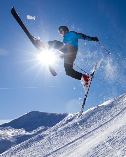 Skisprung im Gegenlicht