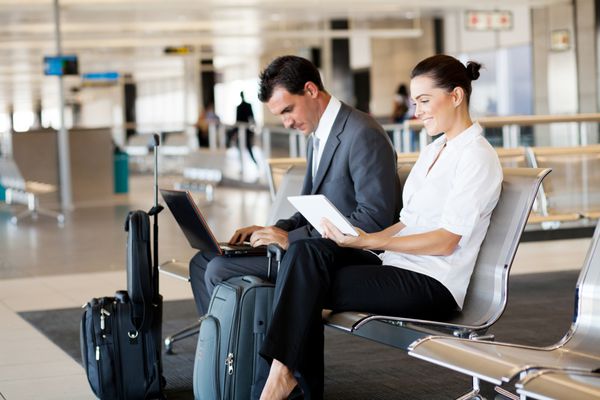 مسافران تجاری که در فرودگاه منتظر پرواز خود هستند