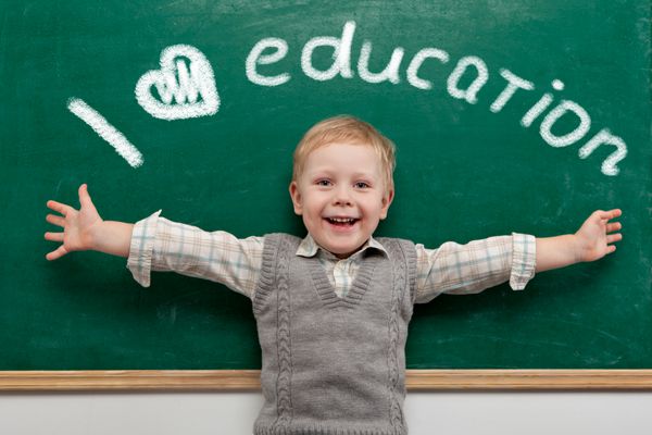 کودک شاد و خندان روی تخته سیاه مفهوم مدرسه