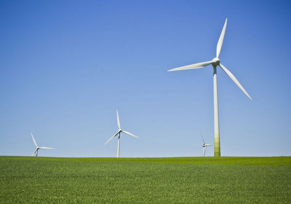 توربین های بادی در میدان - یک منبع انرژی تجدید پذیر