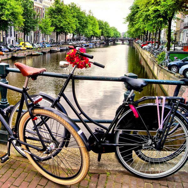 دوچرخه در امتداد کانالی در آمستردام هلند