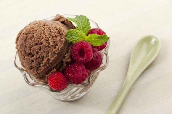 بستنی شکلاتی با تمشک
