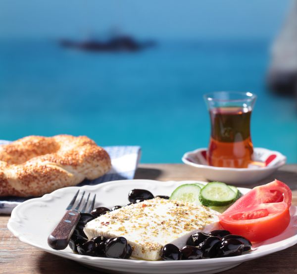 صبحانه ترکی در مقابل ساحل