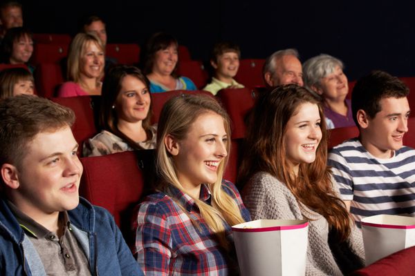 گروهی از دوستان نوجوان در حال تماشای فیلم در سینما