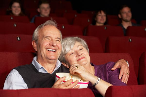 زوج ارشد در حال تماشای فیلم در سینما