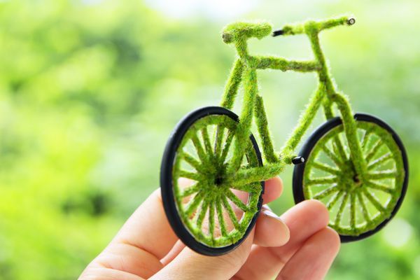 نماد دوچرخه سازگار با دست مفهوم انرژی