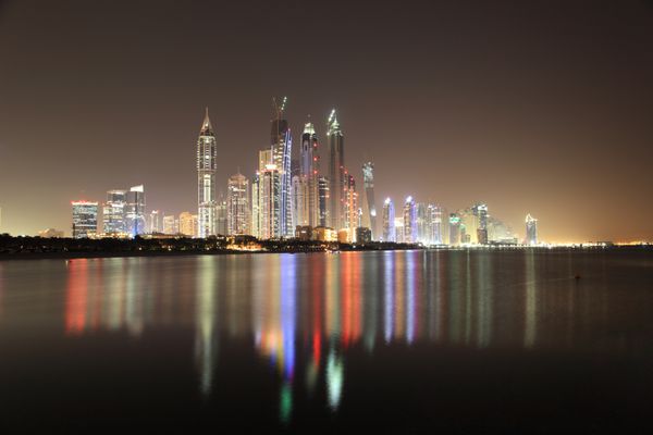 افق مارینا دبی در شب امارات متحده عربی