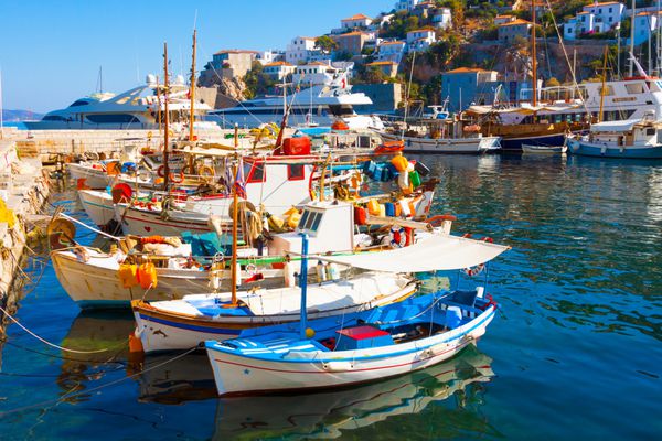 قایق های ماهیگیری در جزیره یونانی Hydra Saronikos خلیج