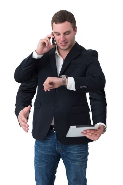 مرد جوان چندوظیفه ای روی تلفن ساعت تبلت دست دادن
