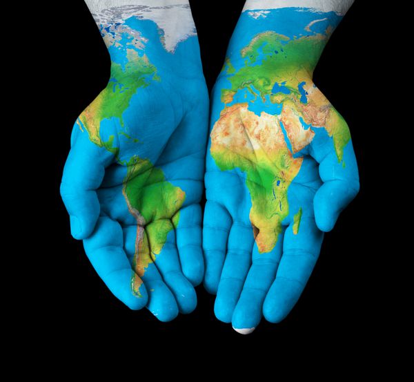 نقشه نقاشی شده روی دست ها که مفهومی را نشان می دهد - جهان در دستان ما