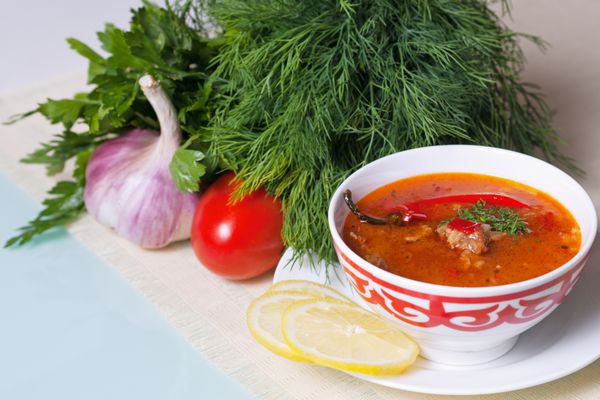 سوپ خرچو با سبزیجات و سبزی سرو می شود