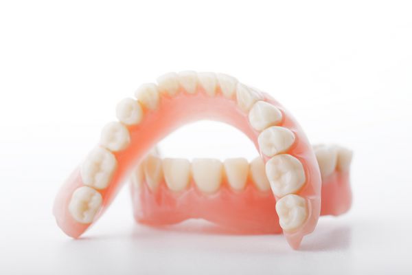 دندان مصنوعی لبخند فک دندان در زمینه سفید