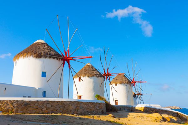 آسیاب های بادی با آسمان آبی جزیره میکونوس یونان Cyclades