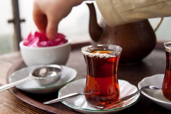 نوشیدن چای سنتی ترکی با دوستان