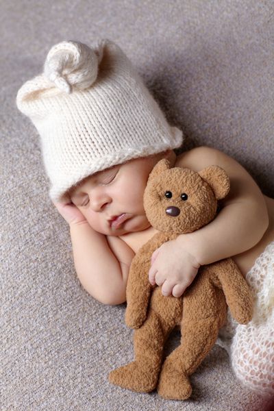 خوابیدن نوزاد با خرس عروسکی