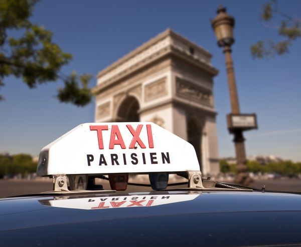 تاکسی پاریسی عاشق طاق پیروزی
