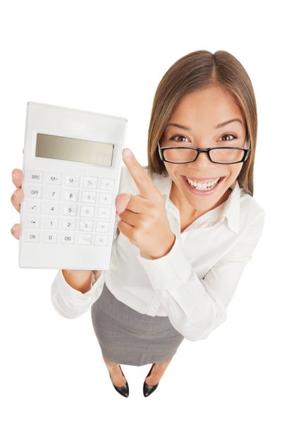 زن حسابدار شاد با اشاره به ماشین حساب