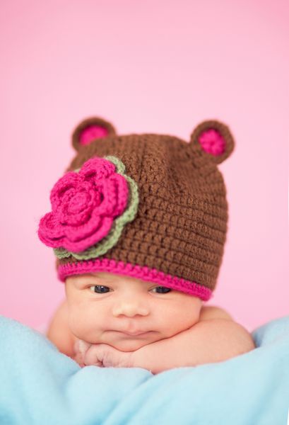 نوزادی با کلاه بافتنی