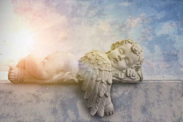 Schlafender Engel im Sonnenschein