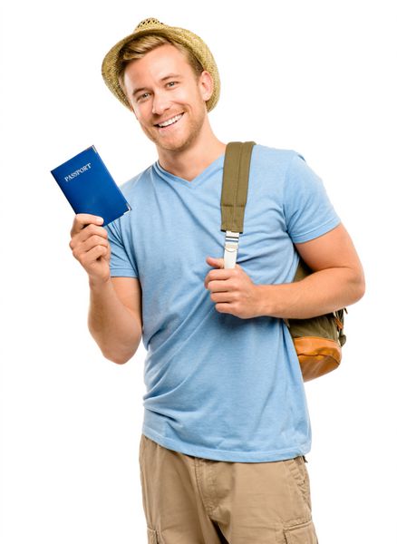 مرد جوان توریستی شاد با پس‌زمینه سفید پاسپورت