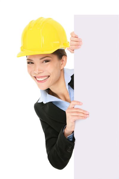 زن تاجر کارآفرین مهندس در حال نشان دادن علامت