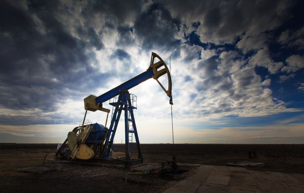 چاه نفت عملیاتی در آسمان ابری چشمگیر