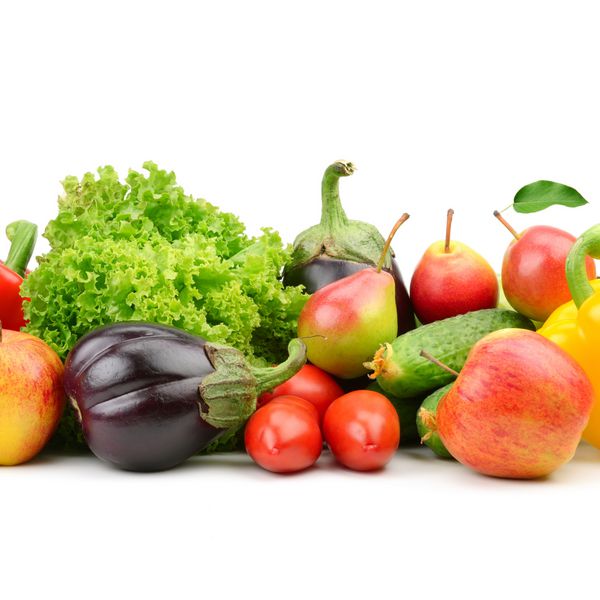 میوه ها و سبزیجات جدا شده در پس زمینه سفید