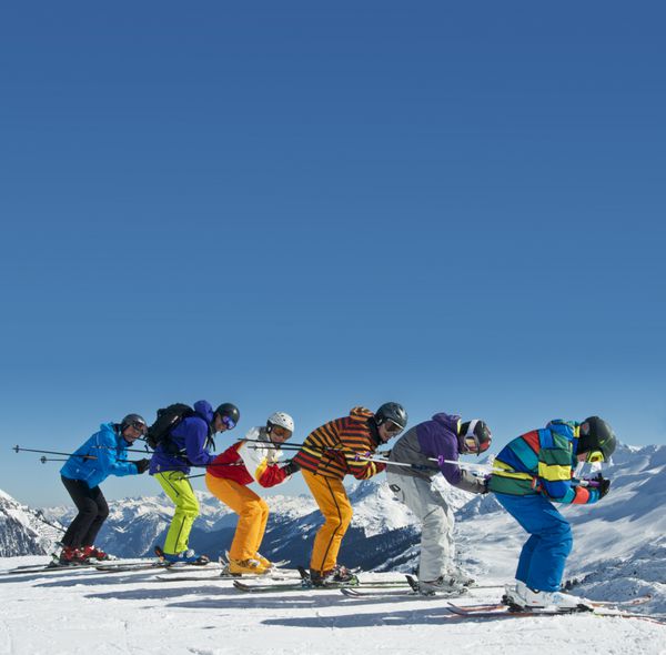 Gruppe Skifahrer در Abfahrtshocke