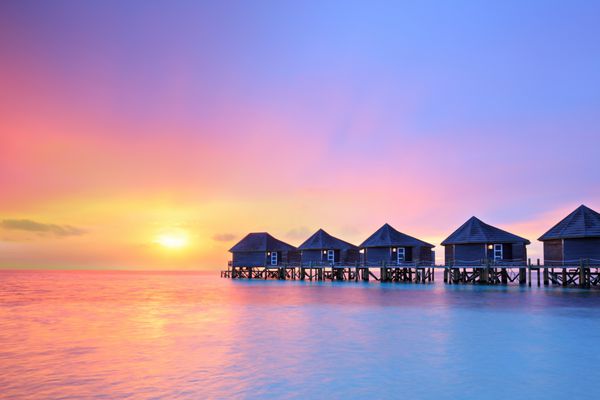 غروب خورشید در جزیره مالدیو استراحتگاه ویلاهای آبی