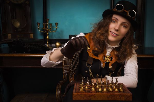 دختر استیم پانک شطرنج بازی می کند