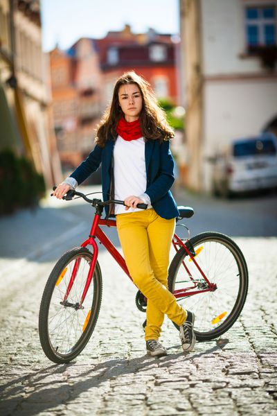 دوچرخه سواری شهری - دختر نوجوان و دوچرخه در شهر