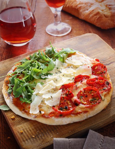 پیتزا ایتالیایی در رنگ های قرمز سفید و سبز سه رنگ