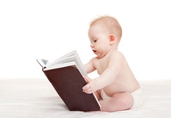 کودک ناز با کتاب در پس زمینه سفید