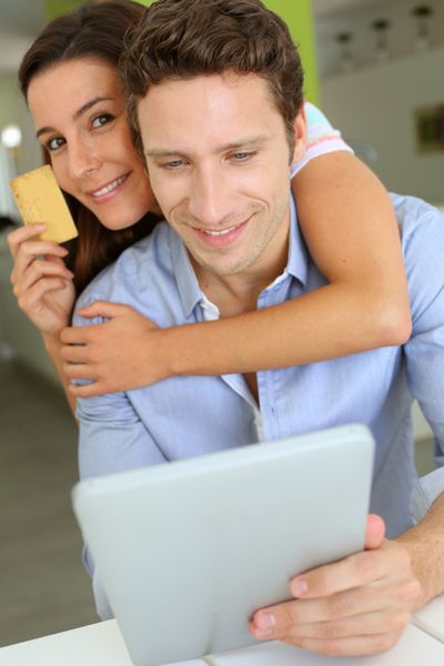 زوج شاد با خرید تبلت در اینترنت