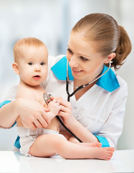 نوزاد و دکتر متخصص اطفال دکتر با s به قلب گوش می دهد